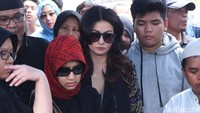 Mengenakan busana serba hitam, Diana Pungky nampak hadir di pemakaman Eko DJ di TPU Taman Malaka, Pondok Kelapa, Jakarta Timur. (Foto: Noel/detikHOT)