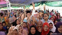 Djan Faridz foto bersama warga sambil mengacungkan dua jarinya.