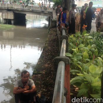 Pria yang berusaha bunuh diri dievakuasi