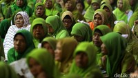 Acara ini berlangsung dengan diiringi bacaan selawat. 