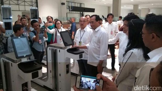 Menhub Budi Karya di Terminal 3 Bandara Soetta