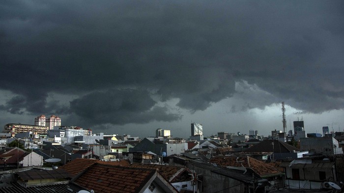 Awan mendung bergelayut di atas permukiman padat penduduk di Kawasan Sawah Besar, Jakarta, Selasa (28/3). BMKG memperkirakan awal musim kemarau akan tiba pada Mei hingga Juli sehingga pada peralihan musim atau pancaroba, masyarakat diminta mewaspadai hujan lebat disertai angin kencang. ANTARA FOTO/Aprillio Akbar/aww/17.