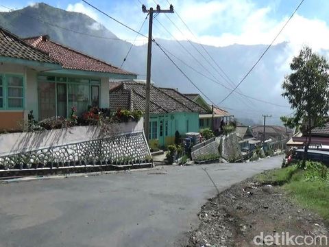 Suku Tengger Bromo melakukan tapa brata