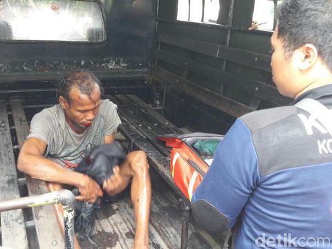 Pria yang berusaha bunuh diri diobat petugas