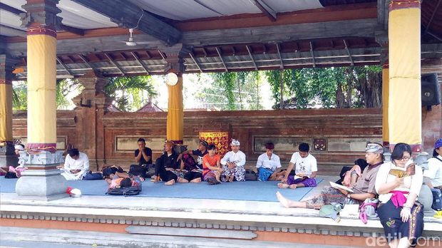  Umat Hindu merayakan hari Nyepi di Pura Aditya Jaya, Rawamangun, Jakarta Timur, Selasa (28/3/2017)