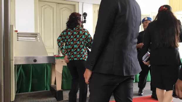 Menteri Susi bergegas masuk ke dalam Istana.