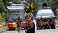 Seorang pendukung Ahok hadir dengan mengenakan pakaian tradisional.