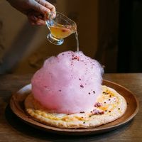 Nyam! Sambut Musim Semi Ada Pizza Topping Bunga Sakura dan Gulali