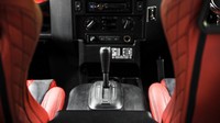 Mobil ini menggunakan transmisi otomatis enam percepatan. Pool/Kahn Design.