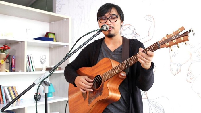Adhitia Sofyan saat tampil di kantor detikcom.