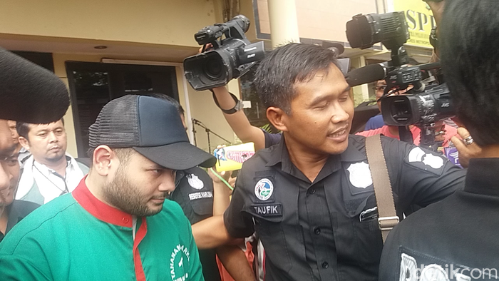 Tanpa Penutup Muka, Ridho Rhoma Kembali Dibawa ke BNN