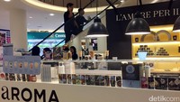  aROMA Gelato Experience ada di Senayan City. Gerai ini mengusung konsep 100% natural dimana gelato dibuat tanpa pengawet, perasa atau pewarna buatan.