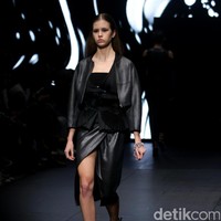 Koleksi terbaru Yosafat Dwi Kurniawan yang bertempat di Plaza Indonesia Lt. 8 Jakarta. Plaza Indonesia Fashion Week 2017. [Foto: Mohammad Abduh/Wolipop]