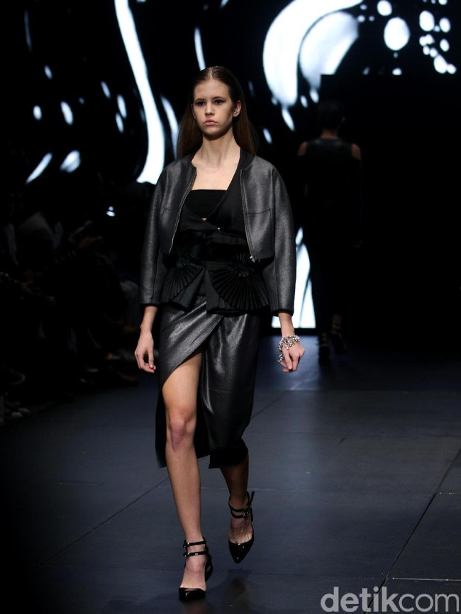 Koleksi terbaru Yosafat Dwi Kurniawan yang bertempat di Plaza Indonesia Lt. 8 Jakarta. Plaza Indonesia Fashion Week 2017. [Foto: Mohammad Abduh/Wolipop]