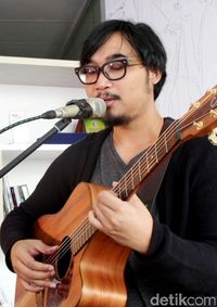 Adhitia Sofyan Kembali ke Musik Akustik dan Lirik Bahasa Indonesia