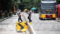 Water Cannon disiagakan di depan gedung Kementan RI, Jakarta.