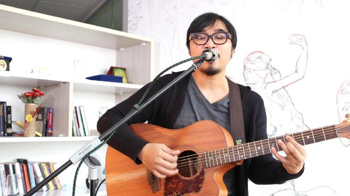Adhitia Sofyan saat tampil di kantor detikcom.