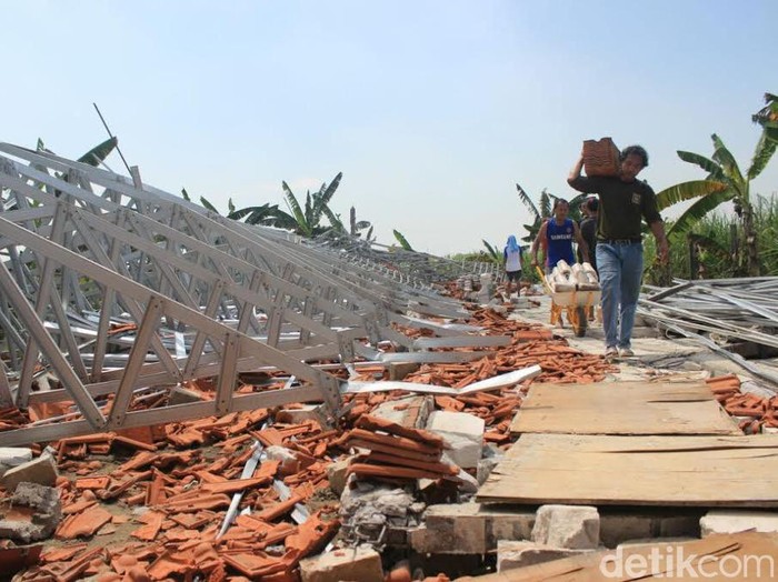 Puting Beliung Rusak Dua Pabrik dan 42 Rumah di Mojokerto