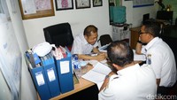 Petugas datang ke kantor PT Cakrawala Permata Sakti, Jl Jatinegara Barat, Rabu (29/3/2017) sekitar pukul 11.00 WIB.