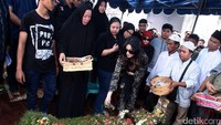 Saat ditemui di pemakaman pelawak Eko DJ, Diana tampak hadir sendiri. Pool/Noel/detikFoto.