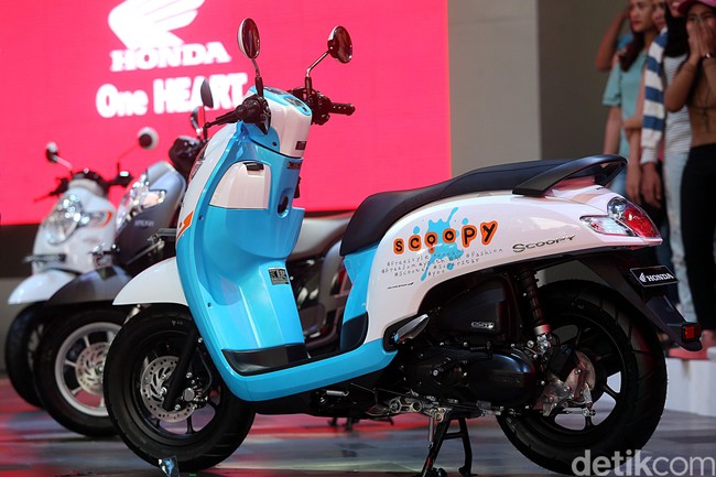 Merasakan Skuter Scoopy Anyar dengan Pelek 12 Inci