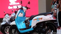All New Honda Scoopy hadir dengan tetap mempertahankan identitas garis bodi namun kini telah berevolusi dengan tampilan yang lebih trendi dan modern.
