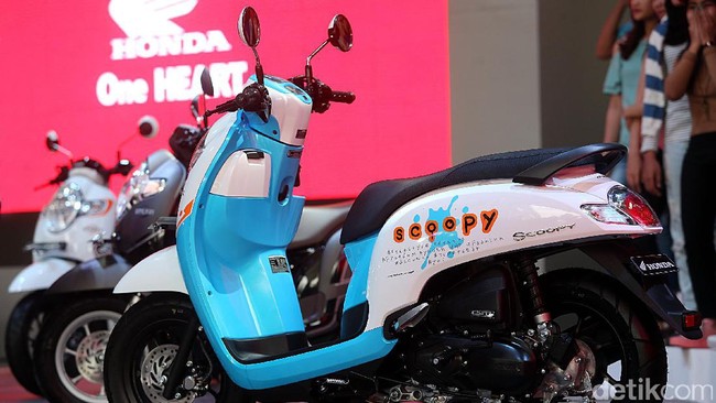 Merasakan Skuter Scoopy  Anyar  dengan Pelek 12 Inci