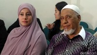 Putri juga terus didampingi sang ayah, Djafar Bajammal.