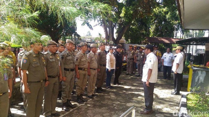 Panwascam Turunkan 50 Spanduk di Cilandak Jaksel