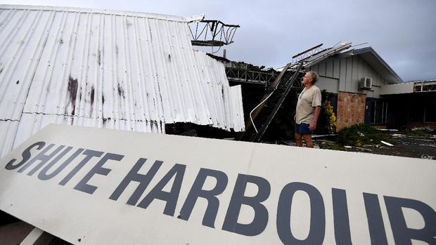 Topan Debbie menghancurkan motel setempat