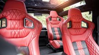 Untuk interior, Defender Flying Huntsman 105 Longnose dibekali jok GTB. Bagian atas dasbor, grab handle dan protektor lutut penumpang belakang dilengkapi dengan kulit Almadine dan sisipan wol 100 persen. Pool/Kahn Design.