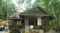Sangalaki hanya diisi oleh satu resort dan sebuah stasiun monitoring atau penangkaran penyu. Kealamiannya tetap terjaga