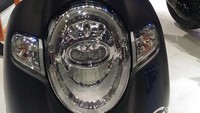 Lampu utama pada produk keluaran terbaru terlihat lebih besar. Letak lampu sein juga berbeda.