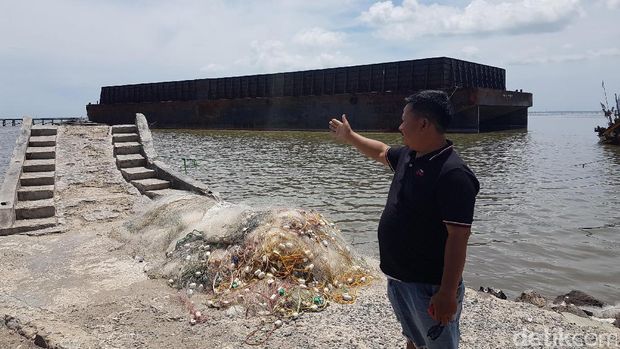 Tongkang yang Sebulan Terdampar di Pantai Lontar Dikeluhkan Nelayan