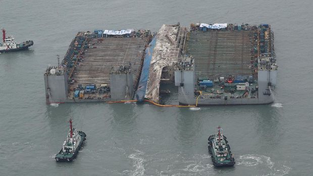 Bangkai kapal Sewol saat diangkat dari dasar laut pada 24 Maret