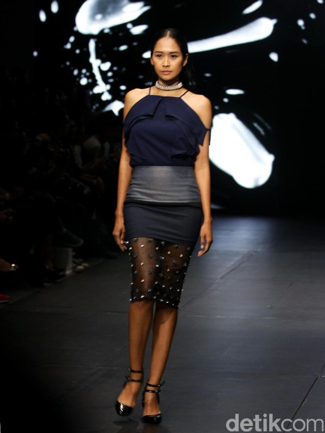 Koleksi terbaru Yosafat Dwi Kurniawan yang bertempat di Plaza Indonesia Lt. 8 Jakarta. Plaza Indonesia Fashion Week 2017. [Foto: Mohammad Abduh/Wolipop]