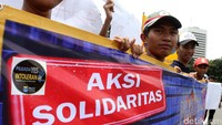 Dalam aksinya para pengunjuk rasa mengajak masyarakat untuk menjaga pilkada Jakarta agar tetap damai.