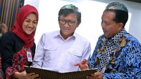 (ki-ka) SVP Corporate Banking Bank Mandiri Dikdik Yustandi, Dirut Jasa Marga Semarang Batang Saut P Simatupang dan SVP Corporate Banking BCA Yuli Melati S. Tengah berbincang usai penandatanganan perjanjian kredit sindikasi senilai Rp 1,87 triliun untuk pembebasan lahan ruas tol Semarang-Batang di kantor pusat PT Jasa Marga (Persero) Tbk., Jakarta, Rabu (29/3). (dok. Mandiri)
