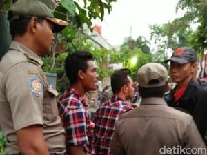 Panwascam Tanjung Priok Dimaki Warga Saat Copot Spanduk