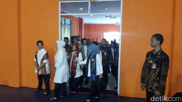 Ajak Guru Dialog, Iriana Berperan Jadi Anak TK yang Ngambek