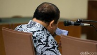 Amran HI Mustary membacakan pledoi sambil menangis, Rabu (29/3/2017).