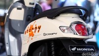 All New Honda Scoopy memiliki 8 varian warna baru dengan tema Sporty, Stylish dan Playful yang dapat dipilih sesuai dengan gaya unik dari setiap pengendara.
