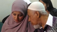 Putri tampak berbincang dengan sang ayah.