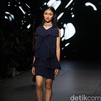 Koleksi terbaru Yosafat Dwi Kurniawan yang bertempat di Plaza Indonesia Lt. 8 Jakarta. Plaza Indonesia Fashion Week 2017. [Foto: Mohammad Abduh/Wolipop]