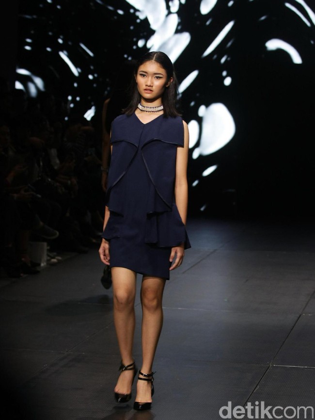 Koleksi terbaru Yosafat Dwi Kurniawan yang bertempat di Plaza Indonesia Lt. 8 Jakarta. Plaza Indonesia Fashion Week 2017. [Foto: Mohammad Abduh/Wolipop]