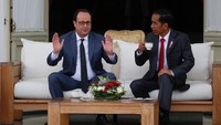 Jokowi mengajak Hollande untuk bincang santai berdua di beranda belakang Istana Merdeka atau biasa disebut Veranda Talk, sambil menikmati teh dan cemilan. Pool/Darren Whiteside/Reuters/detikFoto