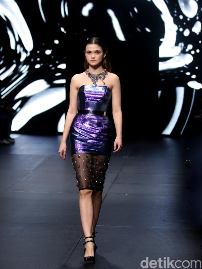 Koleksi terbaru Yosafat Dwi Kurniawan yang bertempat di Plaza Indonesia Lt. 8 Jakarta. Plaza Indonesia Fashion Week 2017. [Foto: Mohammad Abduh/Wolipop]