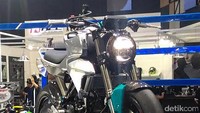 Sesuai namanya, mesin yang diusung motor yang diberi kelir perak hijau ini mempunyai kekuatan 150 cc. Namun entah mesin motor apa yang dicomot dan dipasangkan di dalamnya. Tampilan Honda 150ss Racer makin cantik dengan knalpot modifikasi yang moncongnya menyembul tidak di belakang, namun lebih ke samping.