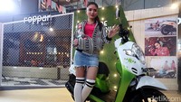 Lampu depan LED Projector baru terintegrasi dengan lampu sein dengan desain oval yang telah menjadi simbol dari Scoopy selama ini. Tampilan baru ini semakin mempertegas karakter dari tampilan depan Scoopy. 