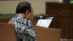 Amran Bacakan Pledoi Sambil Menangis
